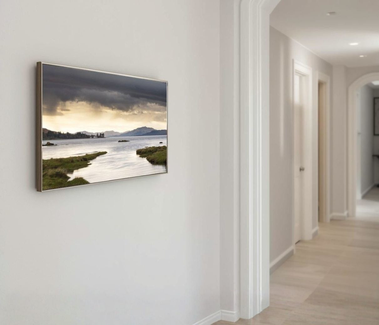Grote wanddecoratie in een gang